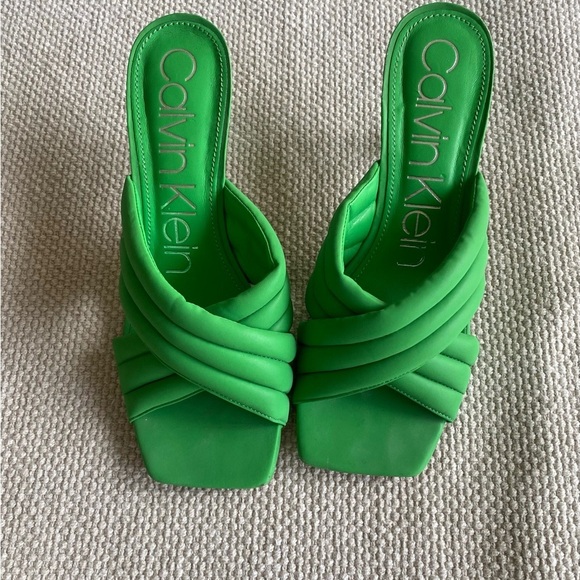 Calvin Klein Kelly Green Quilted Crisscross Slide Sandal Kitten Heel Size 8.5 - Picture 1 of 4